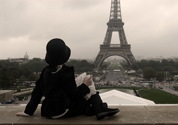 в Париже - париж, башня, девочка, ребенок, город - оригинал