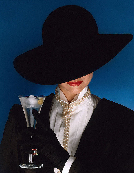 в черной шляпе - девушка, шляпа, бокал, дама, черная - оригинал