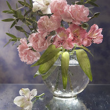 цветы в стекляной вазе