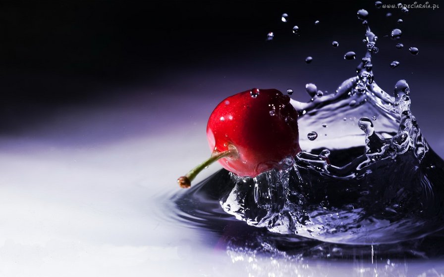 Вишня - капля воды, вишня - оригинал