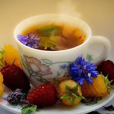 чашка чая с ягодами