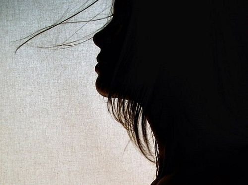 девушка - силует, девушка - оригинал