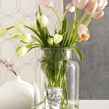 Схема вышивки «тюльпаны и статуэтка собаки»