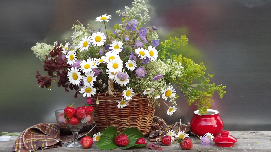 №697083 - ягоды, ромашки, клубника, цветы, натюрморт - оригинал
