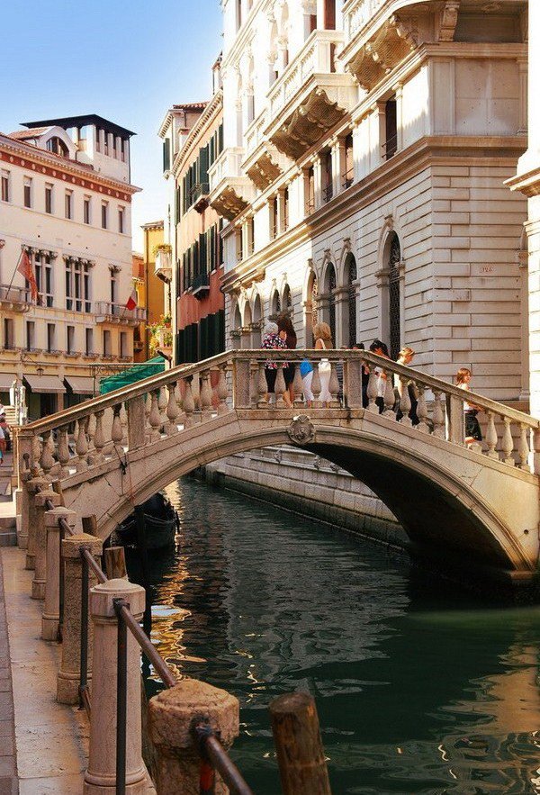 Одна из улочек Венеции - город, улочка, мост, дома, вода, венеция - оригинал