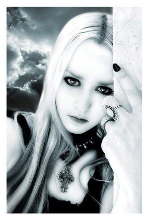 Девушка - готика, девушка - оригинал