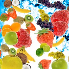Сочные фрукты и ягоды в воде