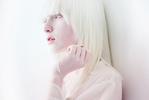 Девушка - альбинос, белый, девушка - оригинал