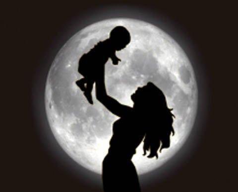 Мама с малышом при луне - луна - оригинал