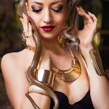 Схема вышивки «Девушка со змеёй»