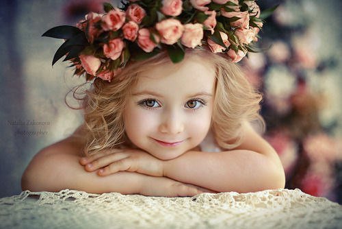 Девочка - улыбка, цветы, ребенок - оригинал