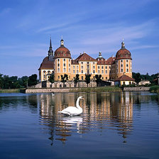 Замок у озера