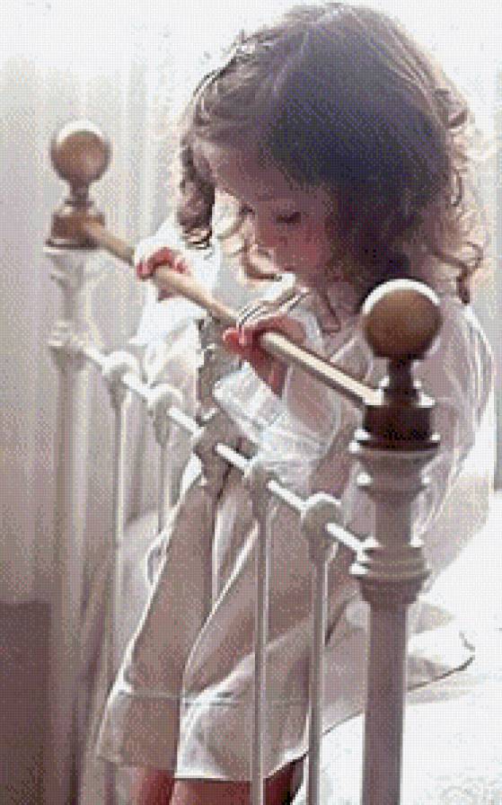 Детство - девочка, кровать, игра - предпросмотр