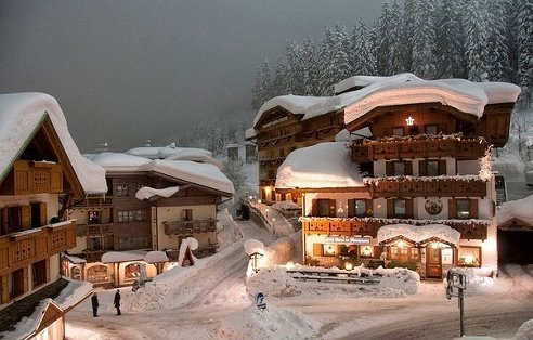 Курортный поселок в Альпах - зима, красота, дома. - оригинал