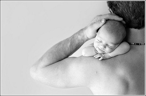 малыш на мужском плече - мужественно - оригинал