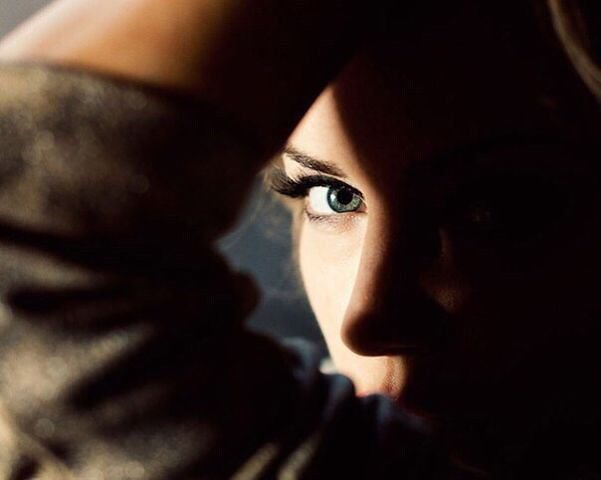 Тайна - девушка, портрет - оригинал