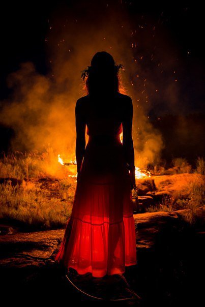 Огонь (Сборник № 4) - девушка, коричневый, огонь, костер - оригинал