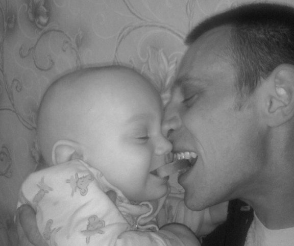 Папа и сынок - папа, черно-белое, сын, семья - оригинал