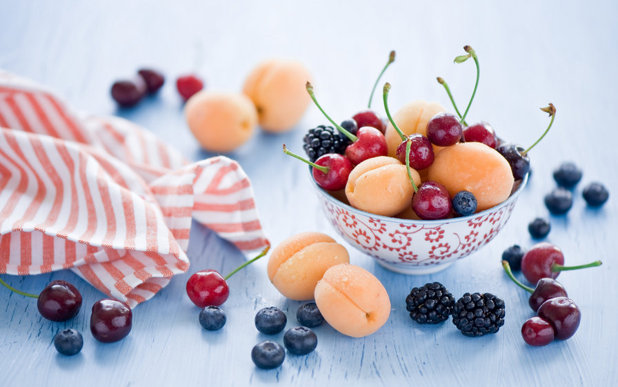 Фрукты - абрикос, черника, ягоды, фрукты, персик - оригинал