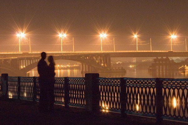 Без любви жить легче. Но без неё нет смысла. - ночь, любовь, пара, прогулка, мост - оригинал