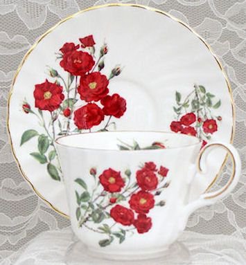plato y taza con camelias rojas - оригинал