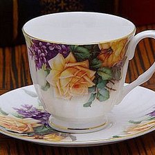 taza de te con rosa amarilla