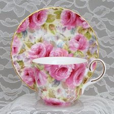 taza y plato con rosas