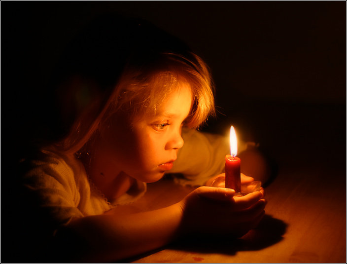 в свете свечи - люди, дети, свеча, девочка - оригинал