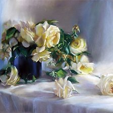 белые розы в синей вазе