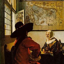 El oficial y muchacha sonrriente