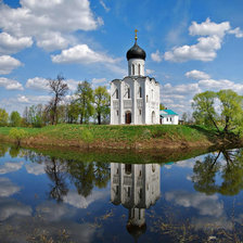 Храм на берегу реки