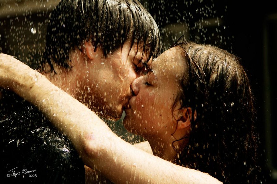Поцелуй под дождём - люди, любовь - оригинал