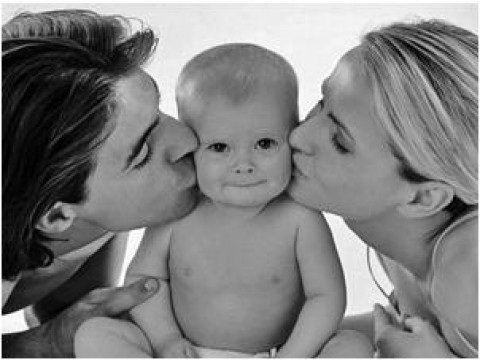 семейный поцелуй - малыш, ребенок, семья, поцелуй, люди - оригинал