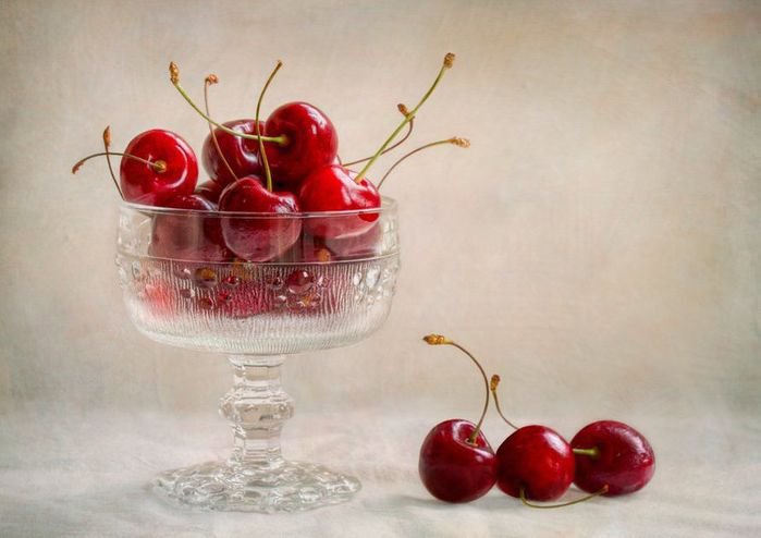 Вишни в вазе - оригинал