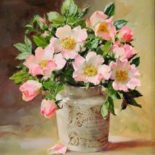 цветы шиповника в вазе