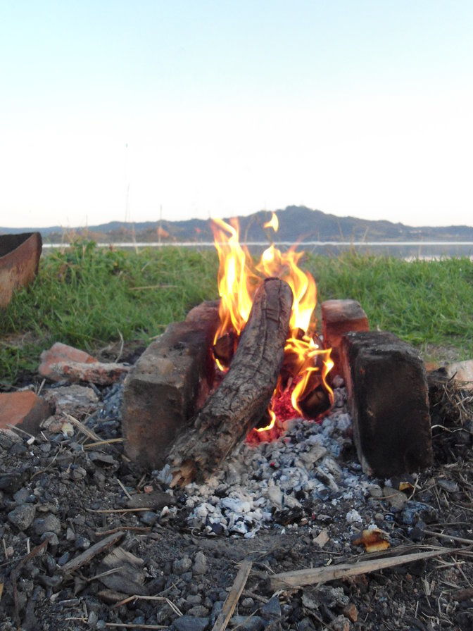 колывань - колывань озеро костер вечер уютно - оригинал