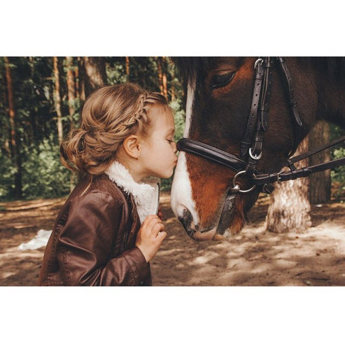 Маленькая девочка с конем - конь, девочка - оригинал
