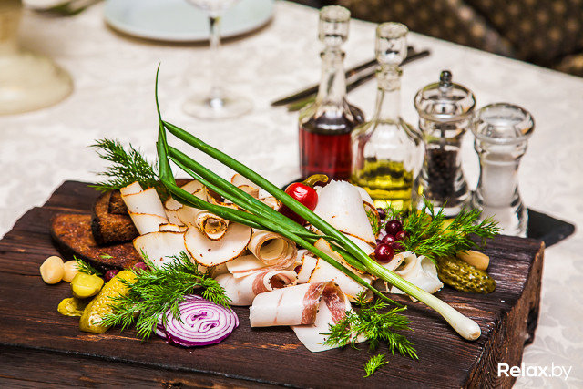 скромный буржуа - бутылка, огурчик, лук, сало - оригинал