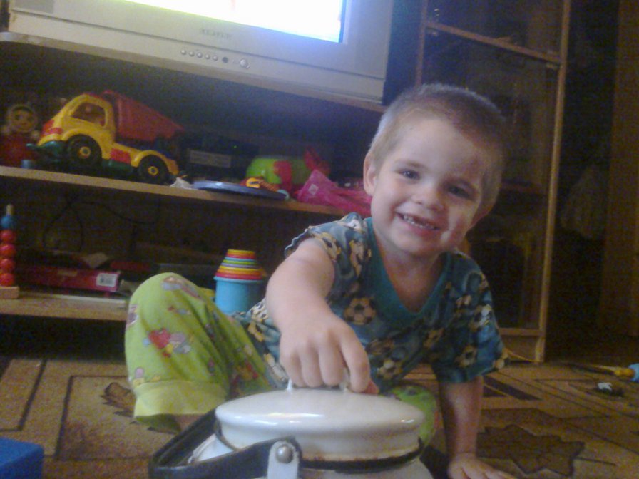 Мальчик играет - мальчик, игрушки, портрет, малыш - оригинал