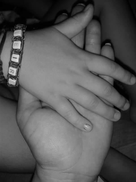 manos entrelazadas - оригинал