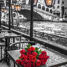 Красные розы на столике кафе