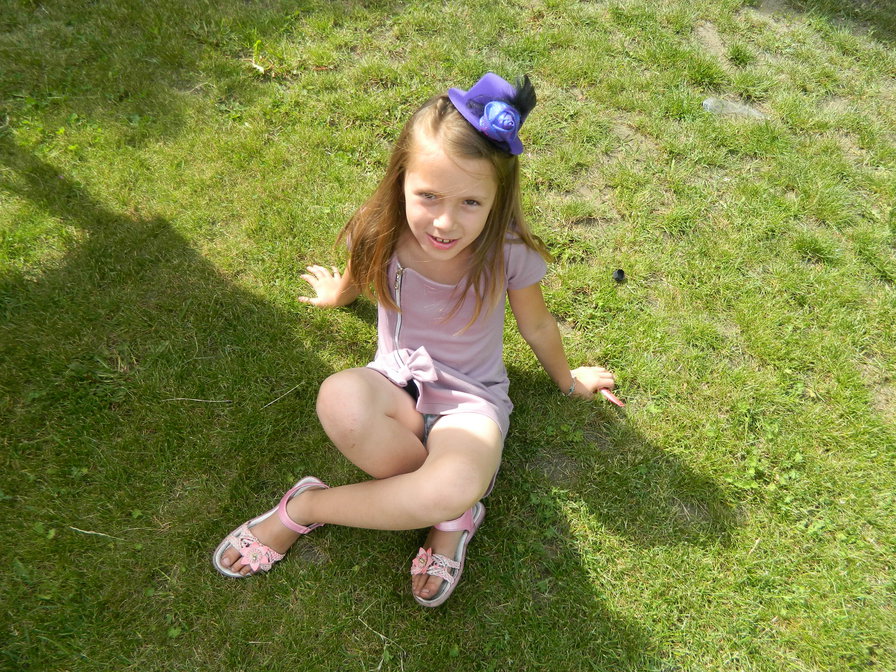 Мартуся - девочка, поляна - оригинал