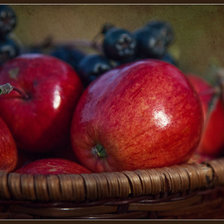 красные яблоки