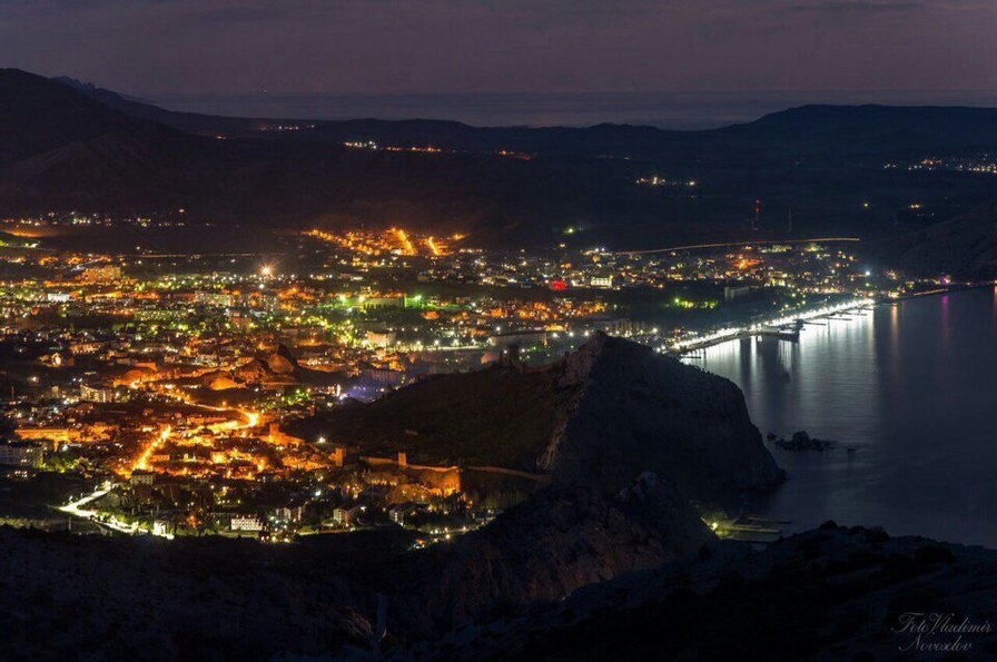 Вечерний Судак - крым, вечер, горы, огни, город, судак, море - оригинал