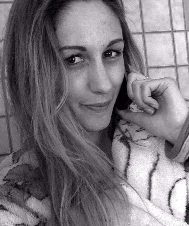 Подружка - очень красивыу глаза, симпатичная девушка - оригинал