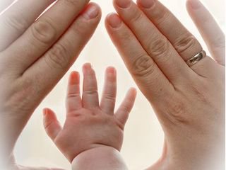 Семейное счастье - руки, малыш, папа, мама, семья - оригинал