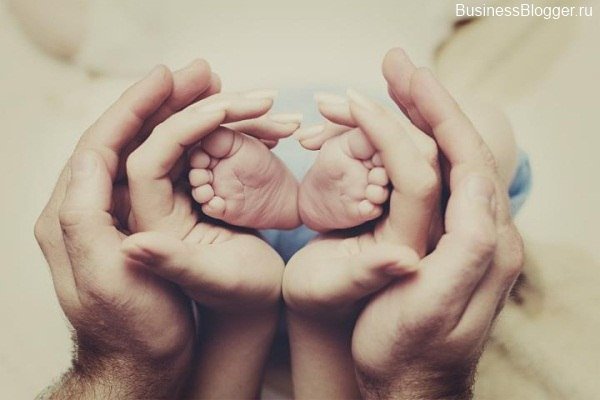 Ножки малыша в руках родителей - дети ножки ручки - оригинал