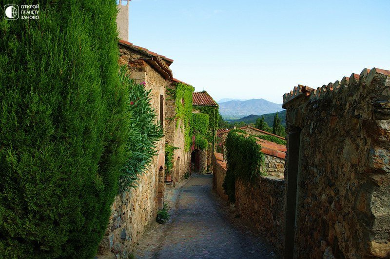 Улочка - деревья, горы - оригинал