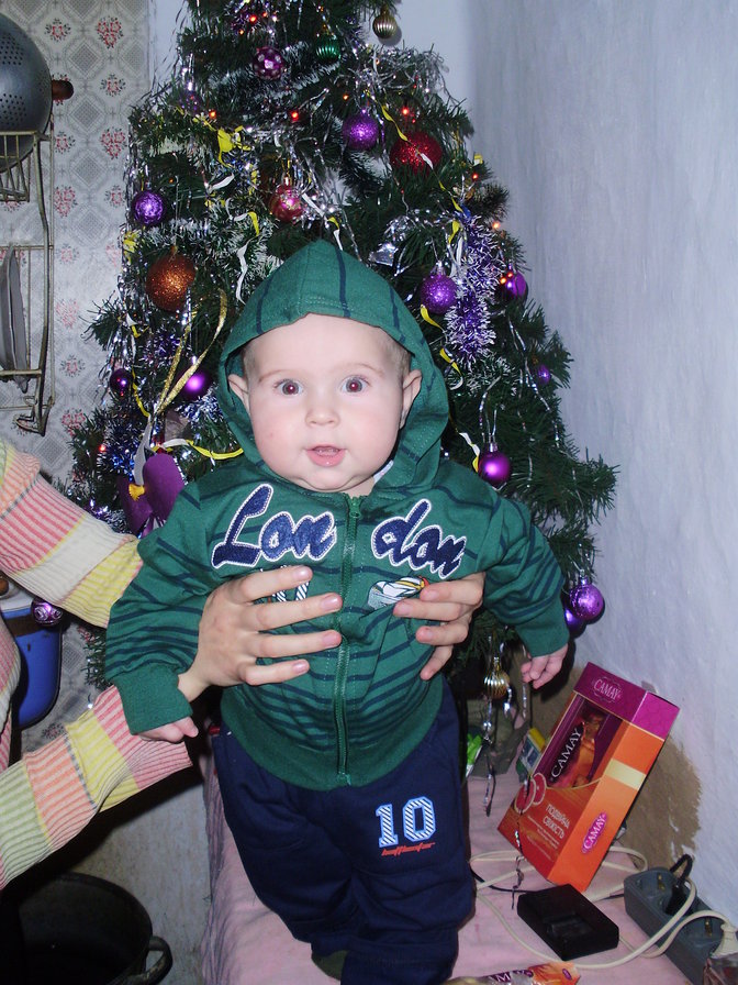 Малыш и ель - дети - оригинал