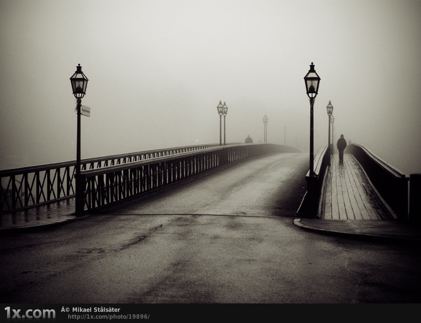 мост - черно-белые, город - оригинал